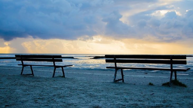 Bänke mt Blick auf das Meer
