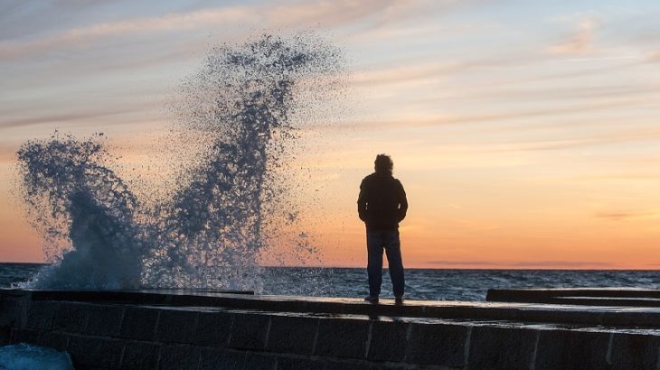 Mann vor Welle