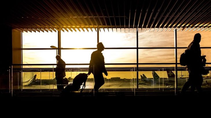 Reisende am Flughafen