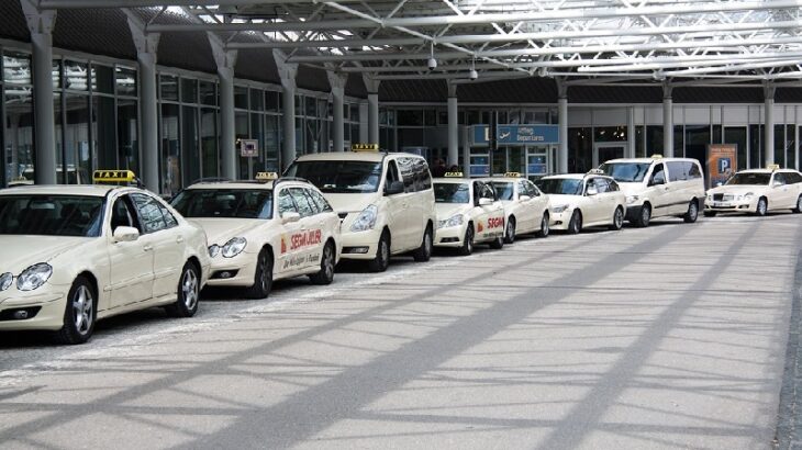 Taxis vor dem Airport